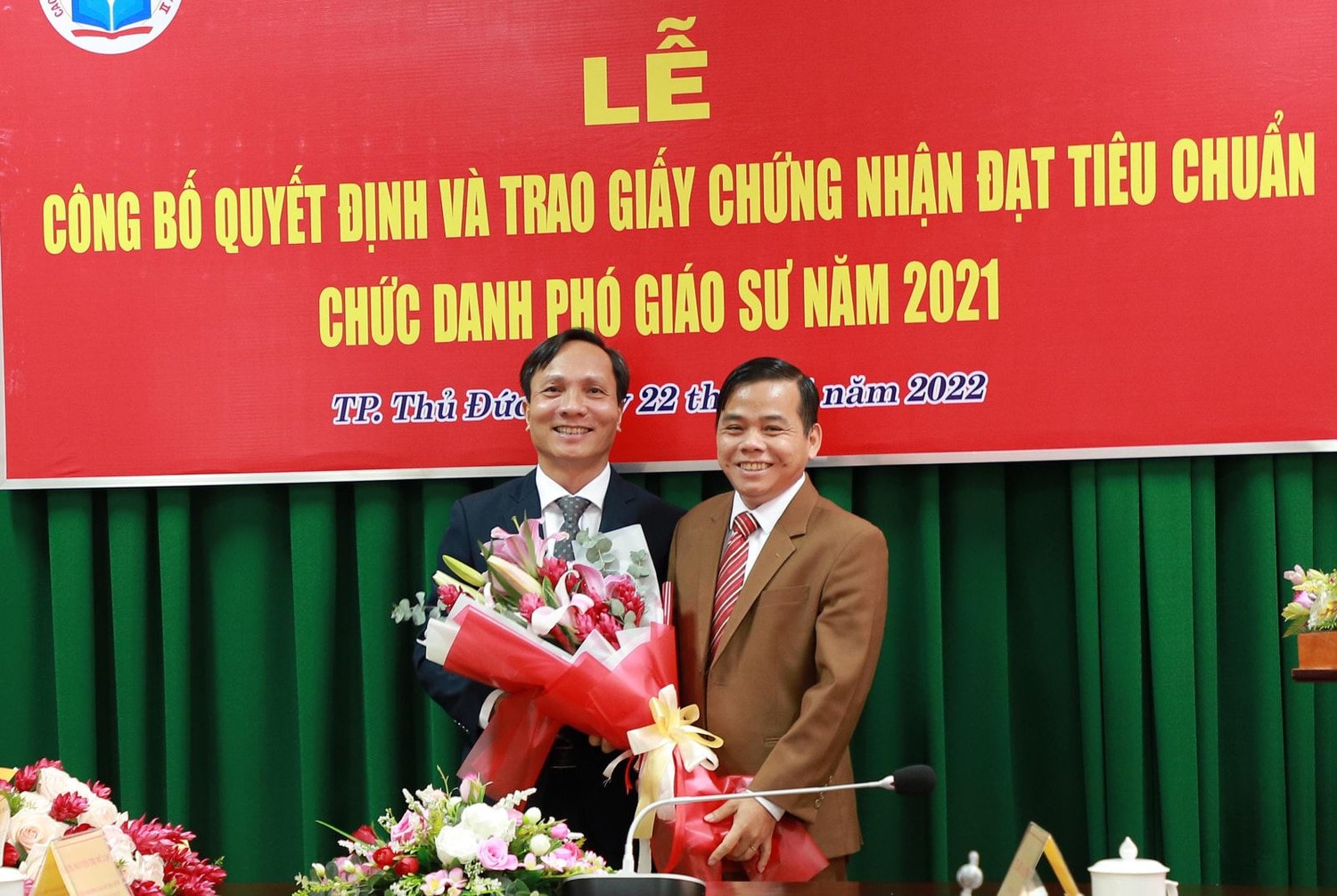 TS. Trần Viết Phú, Chủ tịch Hội đồng trường Cao đẳng Kỹ nghệ II chúc mừng PGS.TS. Bùi Văn Hưng Ảnh: Đức Kiên