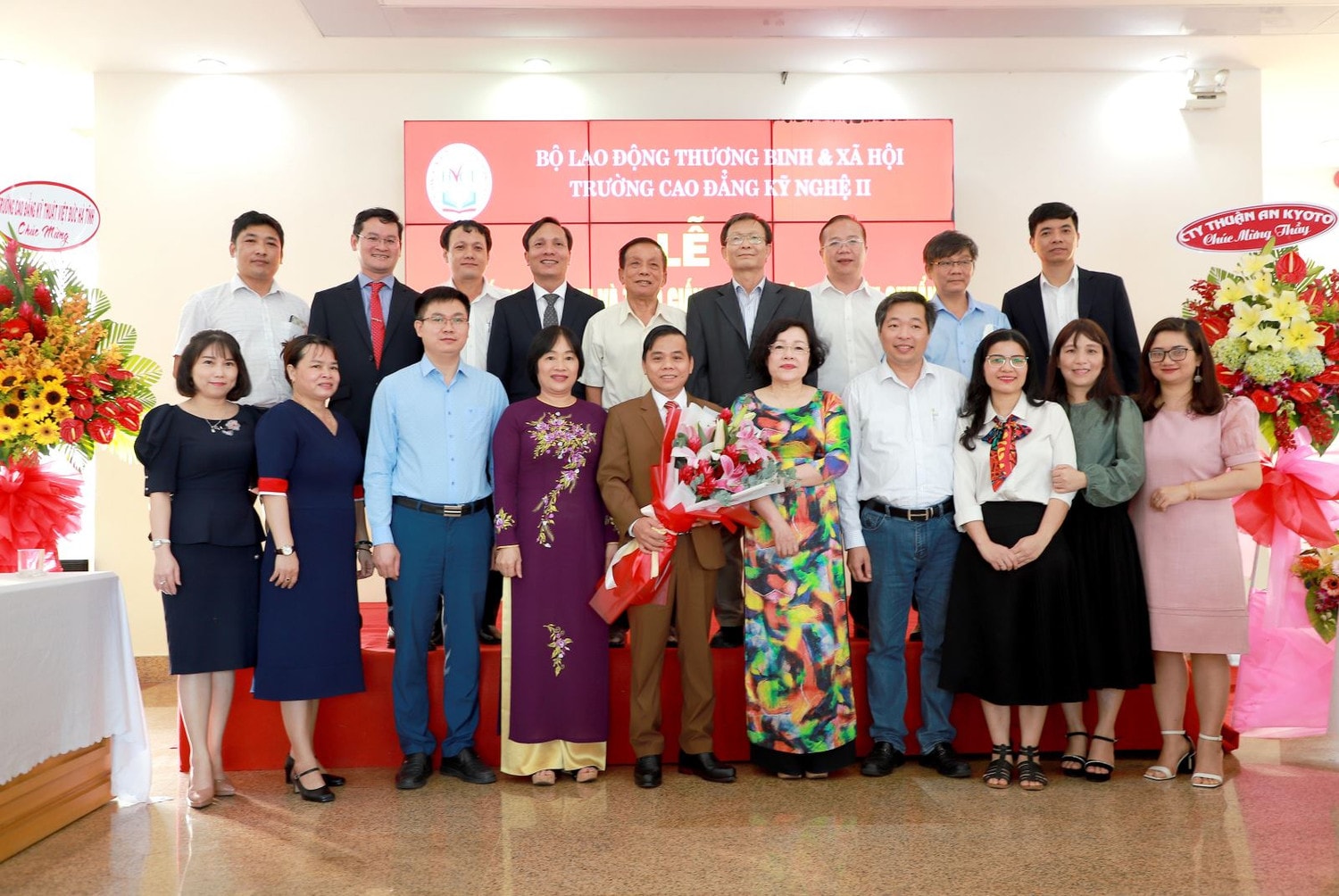 Các đại biểu chúc mừng PGS.TS. Bùi Văn Hưng Ảnh: Đức Kiên