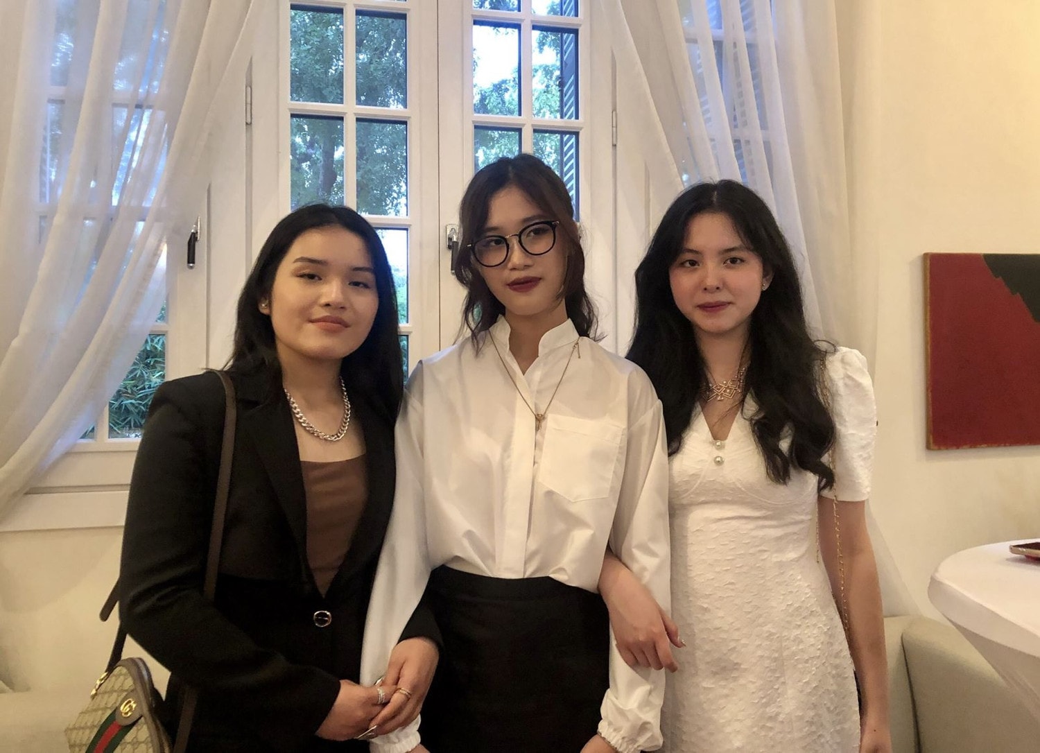Trần Quỳnh Anh, Bùi Tú Uyên, Lương Anh Khánh Huyền (từ trái qua phải) tại nhà riêng Đại sứ Thụy Sĩ tại Hà Nội