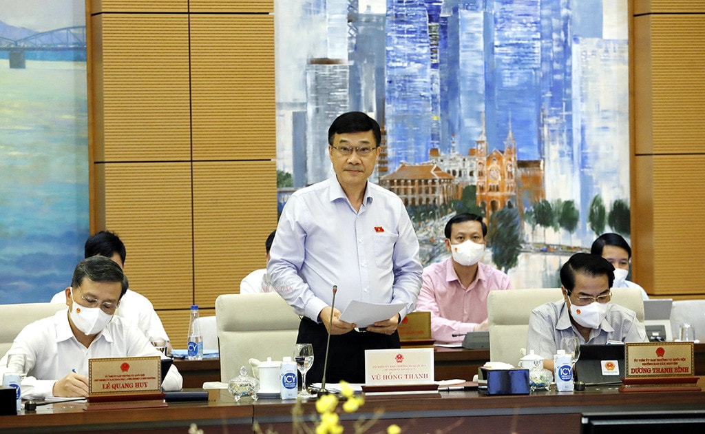 Chủ nhiệm Ủy ban Kinh tế Vũ Hồng Thanh trình bày dự thảo Báo cáo tóm tắt kết quả giám sát Ảnh: Hồ Long