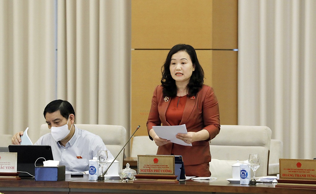 Phó Chủ nhiệm Ủy ban Tài chính – Ngân sách Phạm Thúy Chinh trình bày báo cáo thẩm tra Ảnh: Hồ Long