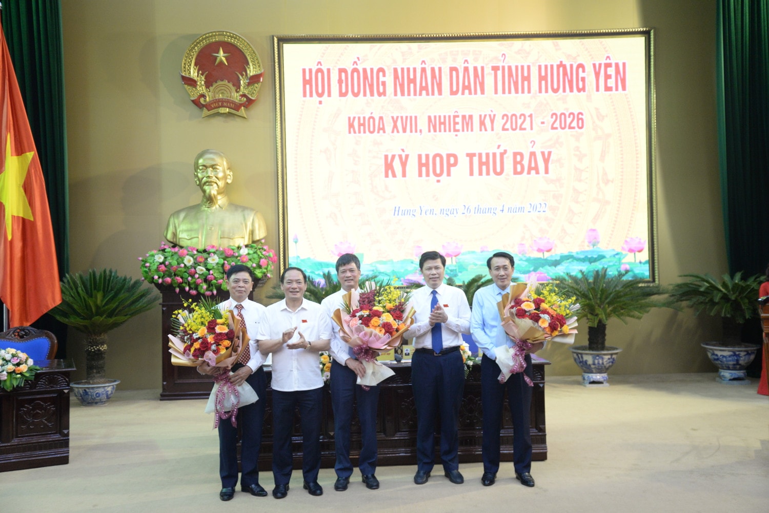 Lãnh đạo tỉnh tặng hoa chúc mừng các đồng chí được bầu bổ sung và miễn nhiệm tại Kỳ họp Lãnh đạo tỉnh tặng hoa chúc mừng các đồng chí được bầu bổ sung và miễn nhiệm tại Kỳ họp