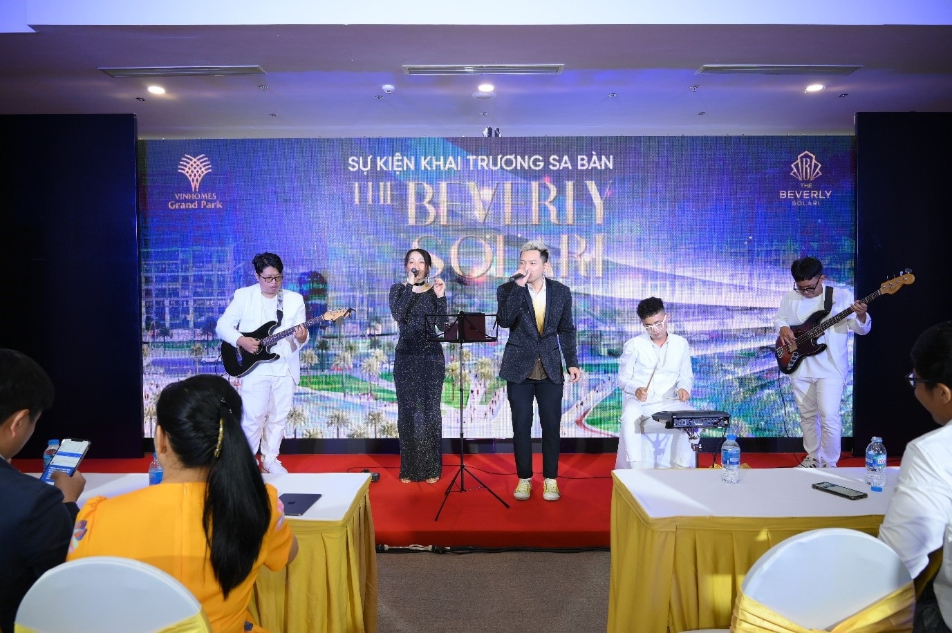 Khách hàng thưởng thức âm nhạc đậm chất bờ tây nước Mỹ tại sự kiện