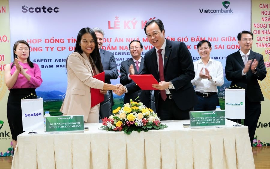 Bà Nguyễn Thị Mỹ Linh - Tổng Giám đốc CTCP Điện gió Đầm Nại và ông Nguyễn Chí Cường - Phó Giám đốc Vietcombank Đông Sài Gòn ký kết hợp đồng tín dụng trị giá 858,47 tỷ đồng tài trợ dự án Nhà máy Điện gió Đầm Nại (công suất 39,375 MW) tại buổi lễ