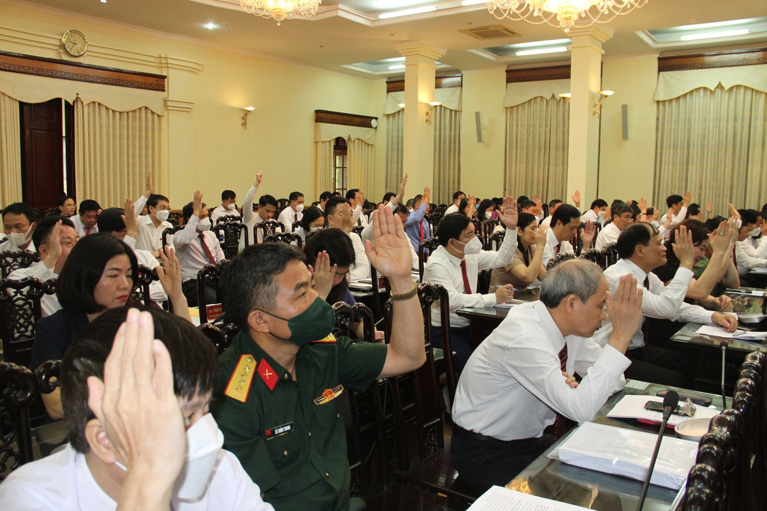 HĐND tỉnh biểu quyết thông qua các nghị quyết Ảnh: Tường Vy HĐND tỉnh biểu quyết thông qua các nghị quyết Ảnh: Tường Vy