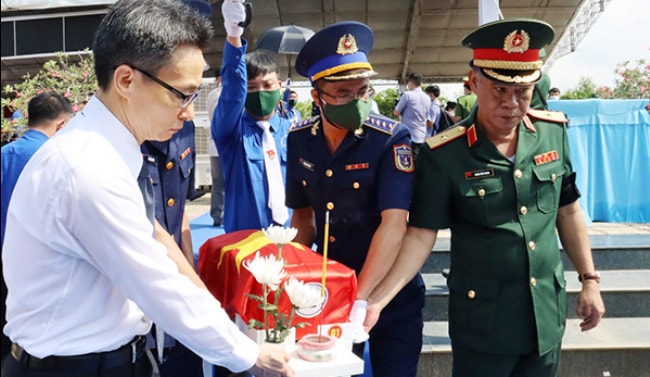 Phó thủ tướng Vũ Đức Đam và Thiếu tướng Hoàng Đình Chung di quách hài cốt đến nơi an táng