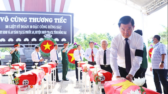 Bí thư Tỉnh ủy Nguyễn Hồng Lĩnh cùng các đồng chí lãnh đạo và nguyên lãnh đạo tỉnh thực hiện các nghi thức trước khi di quách hài cốt các liệt sĩ đến nơi an táng