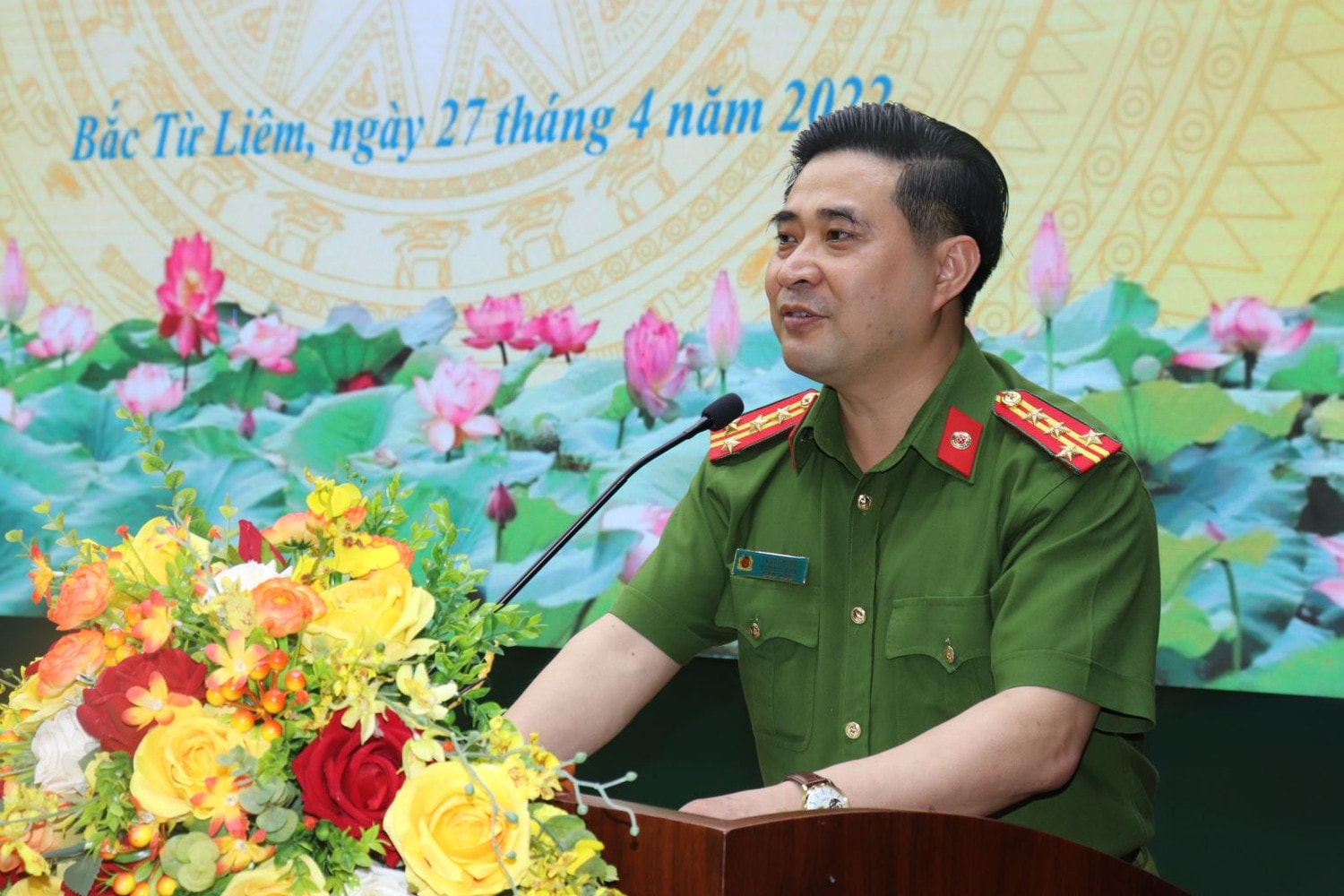 Đại tá Lê Đức Hùng- Trưởng Công an quận phát biểu đáp từ tại Lễ phát động ( Ảnh Công an Quận Bắc Từ Liêm)
