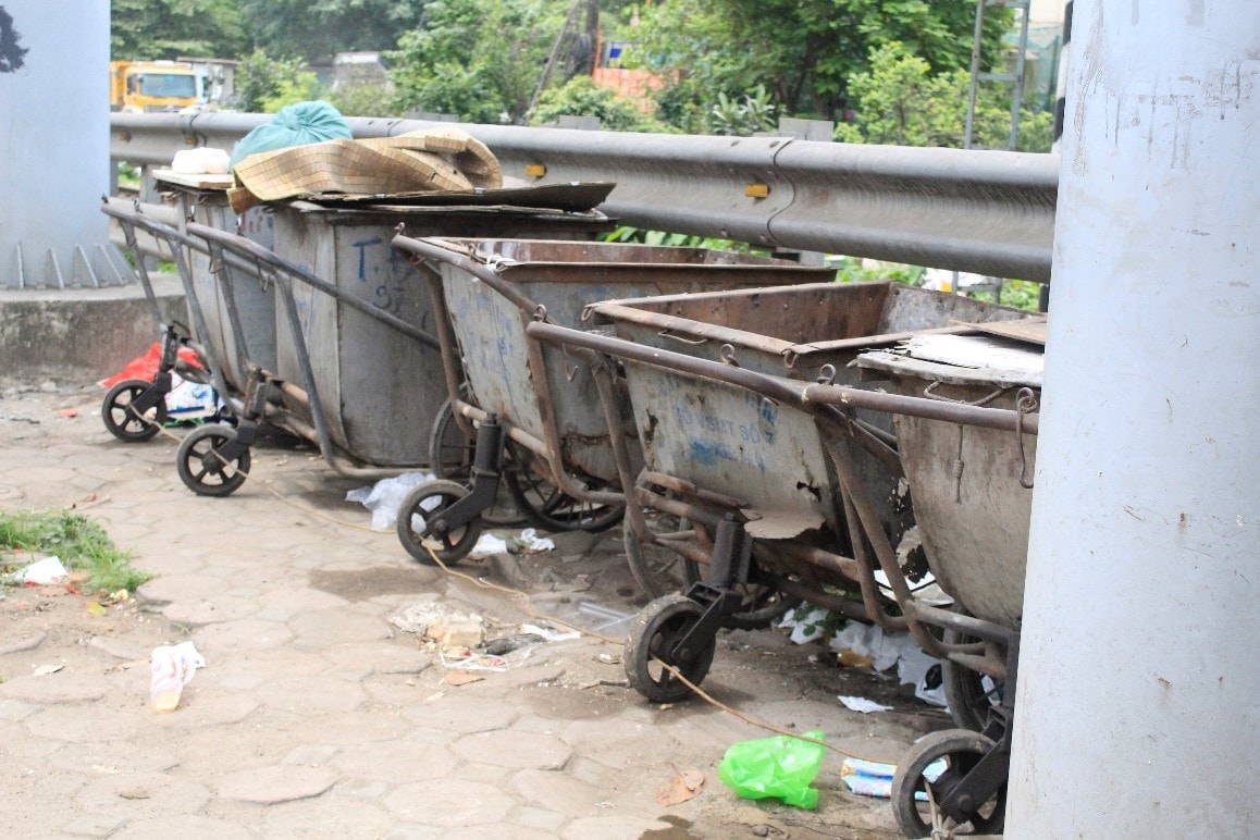 Bãi tập kết rác dưới chân cầu Ngọc Hồi