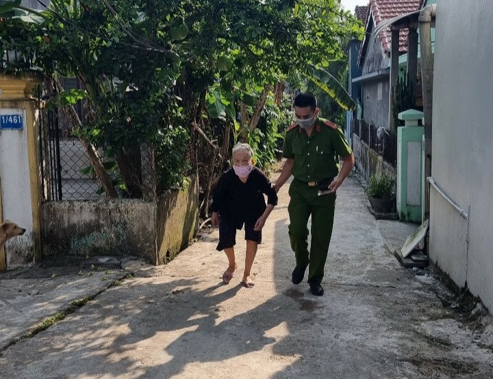 Cán bộ công an phường đến tận nhà người dân đưa đón đến trụ sở làm CCCD
