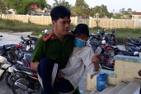 Công an xã Thủy Phù (TX. Hương Thủy, Thừa Thiên Huế) đưa một cụ già không đi được đến nơi làm căn cước công dân