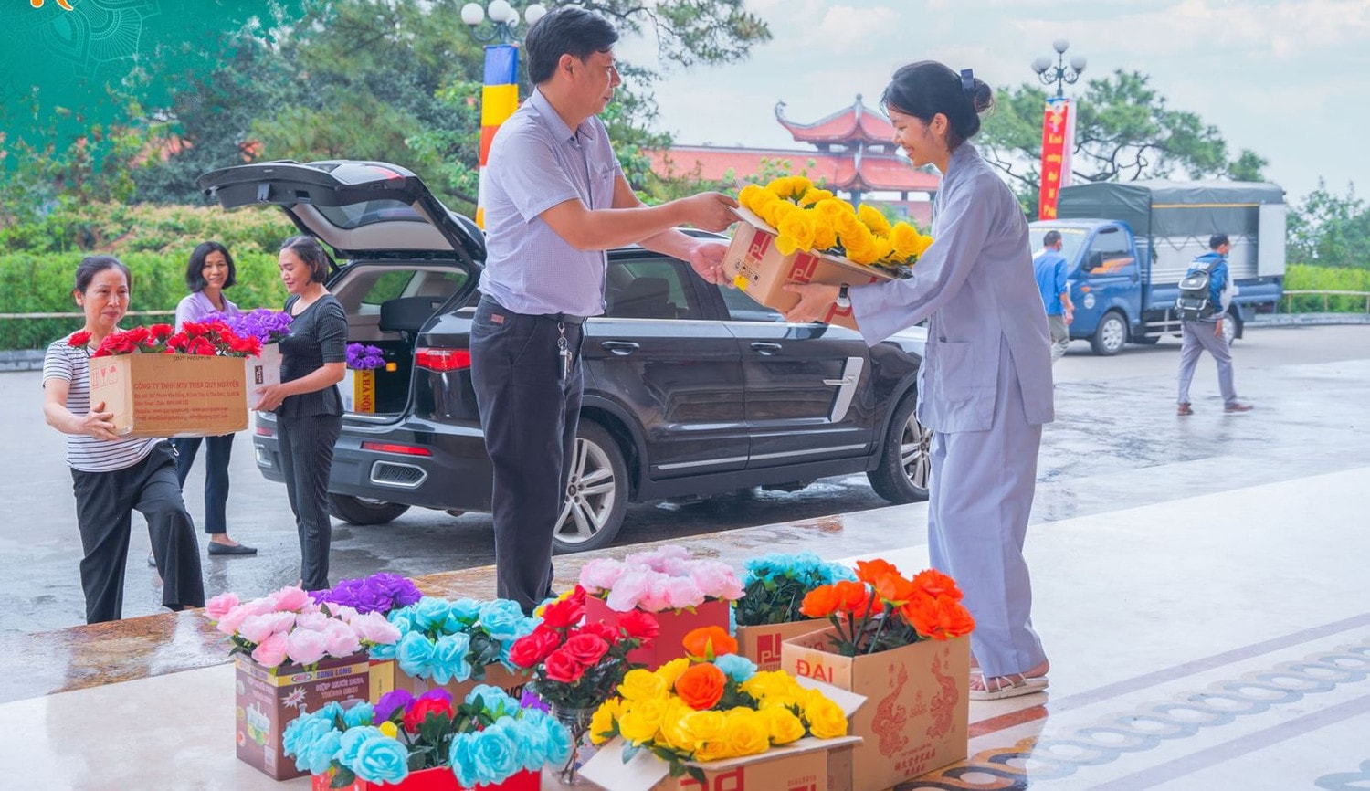Các tình nguyện viên tham gia trang trí khánh tiết kính mừng Đại lễ