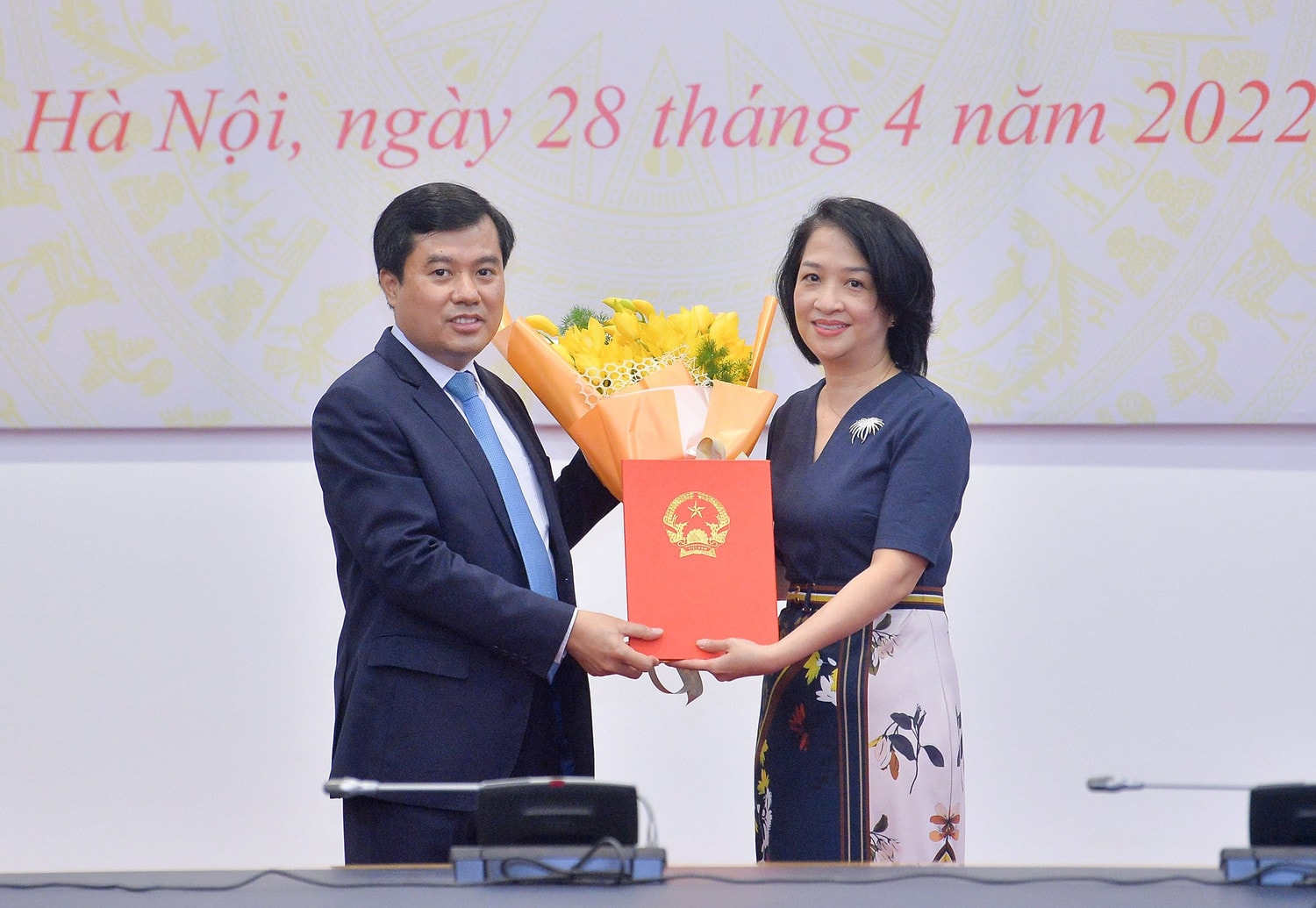 Phó Chủ nhiệm Văn phòng Quốc hội Nguyễn Mạnh Hùng trao quyết định bổ nhiệm cho Phó Giám đốc Thư viện Quốc hội Trần Thị Thu Trang