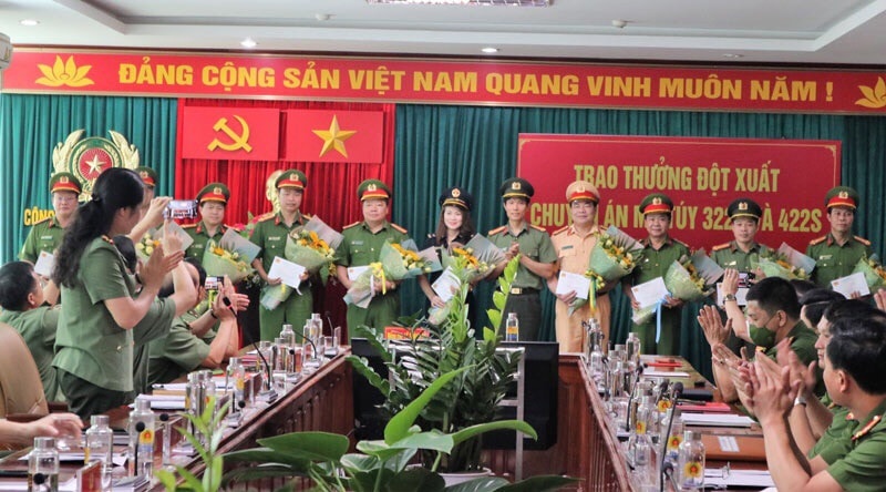 Thừa Đại tá Ngô Thanh Bình, Giám đốc Công an tỉnh Điện Biên tặng hoa chúc mừng và thưởng nóng các đơn vị tham gia phá thành công 2 chuyên án.