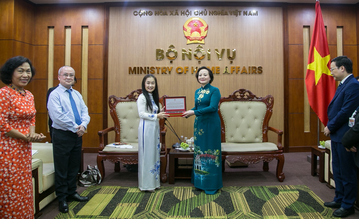 Bộ trưởng Bộ Nội vụ Phạm Thị Thanh Trà tặng Trưởng đại diện UNFPA tại Việt Nam Naomi Kitahara biểu tượng kỉ niệm
