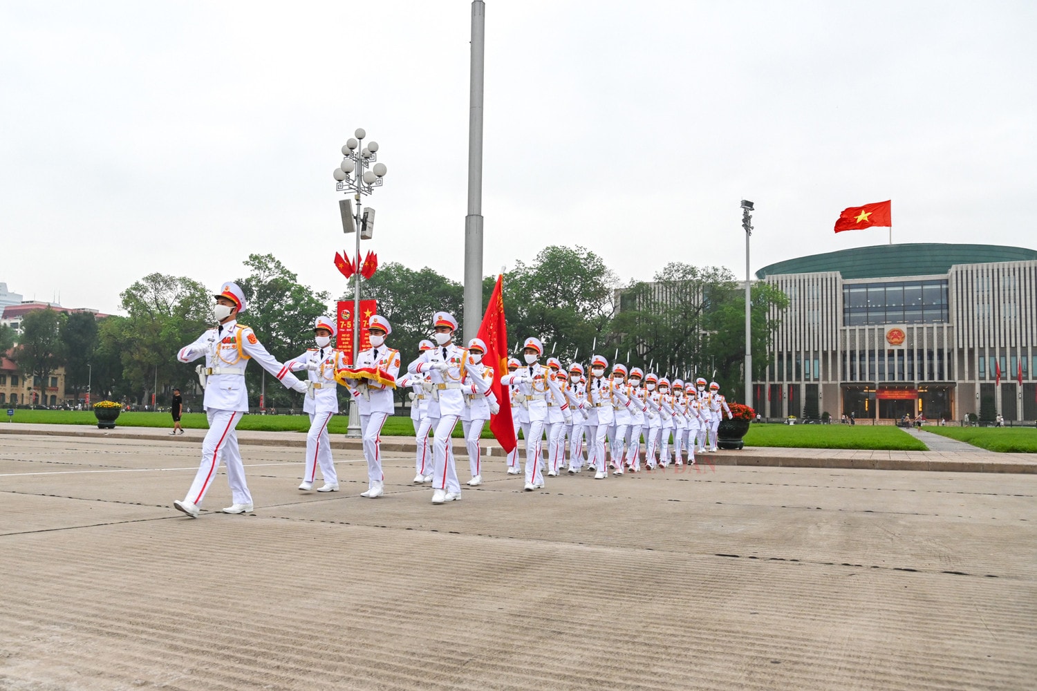 Trang nghiêm lễ thượng cờ tại quảng trường Ba Đình nhân dịp 47 năm ngày thống nhất đất nước -0