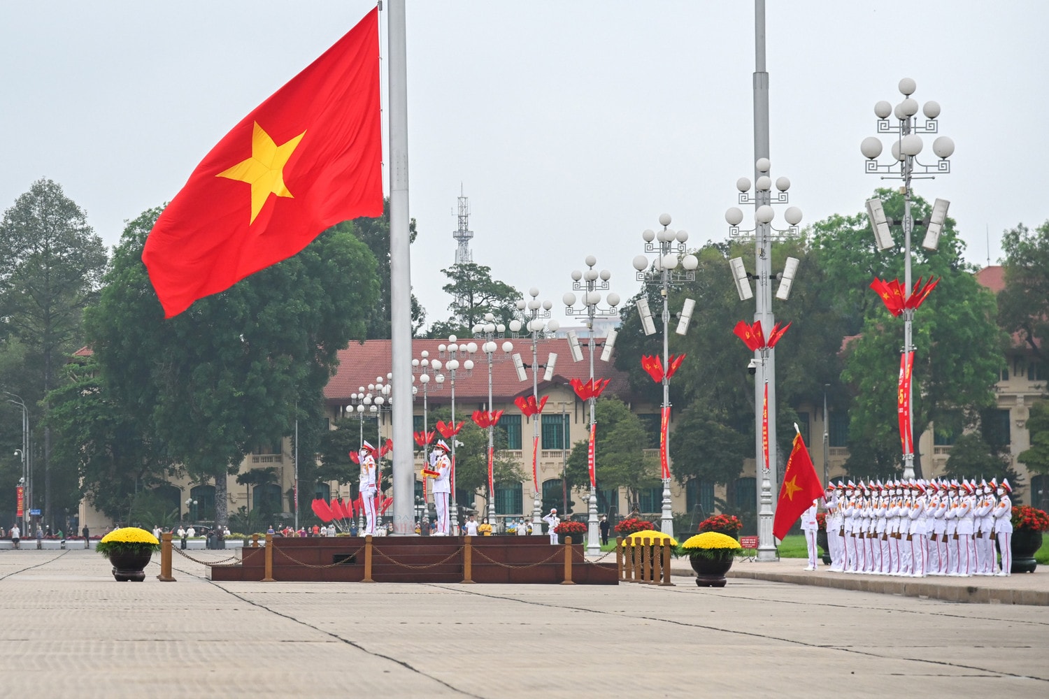 Trang nghiêm lễ thượng cờ tại quảng trường Ba Đình nhân dịp 47 năm ngày thống nhất đất nước -0