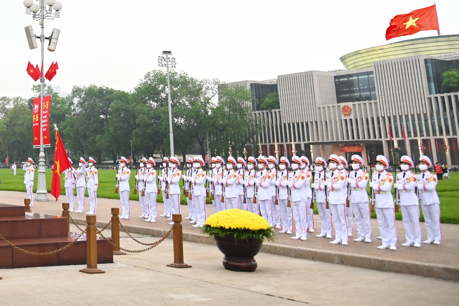 Trang nghiêm lễ thượng cờ tại quảng trường Ba Đình nhân dịp 47 năm ngày thống nhất đất nước -0