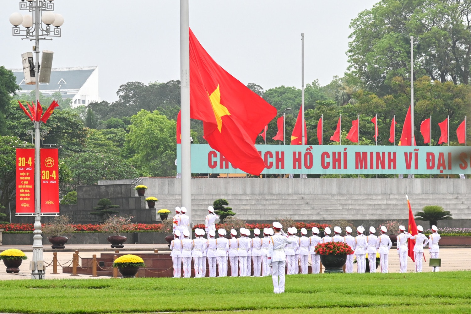 Trang nghiêm lễ thượng cờ tại quảng trường Ba Đình nhân dịp 47 năm ngày thống nhất đất nước -0