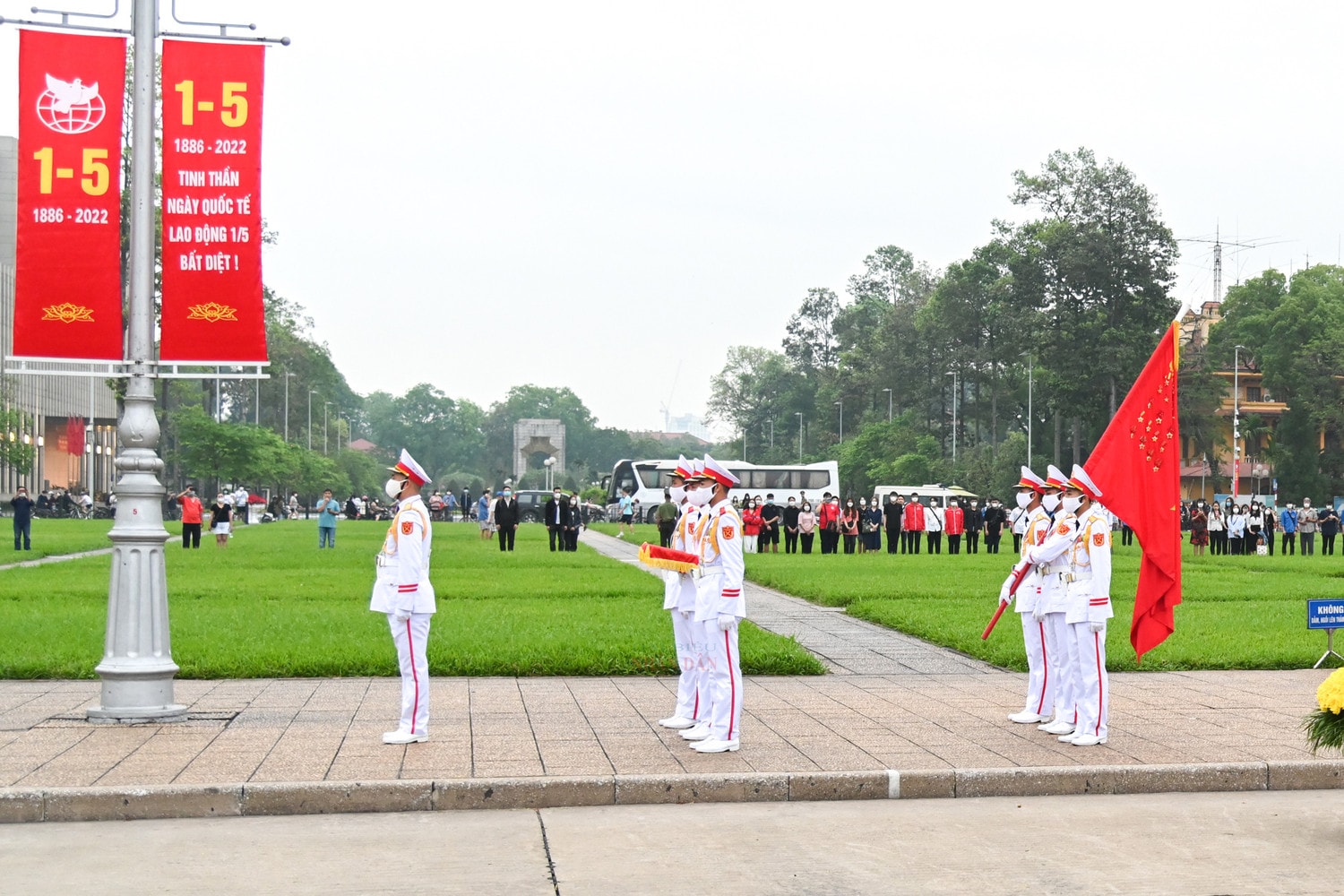 Trang nghiêm lễ thượng cờ tại quảng trường Ba Đình nhân dịp 47 năm ngày thống nhất đất nước -0