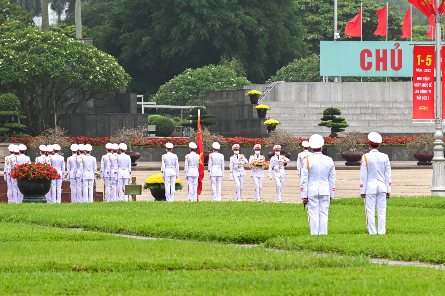 Trang nghiêm lễ thượng cờ tại quảng trường Ba Đình nhân dịp 47 năm ngày thống nhất đất nước -0