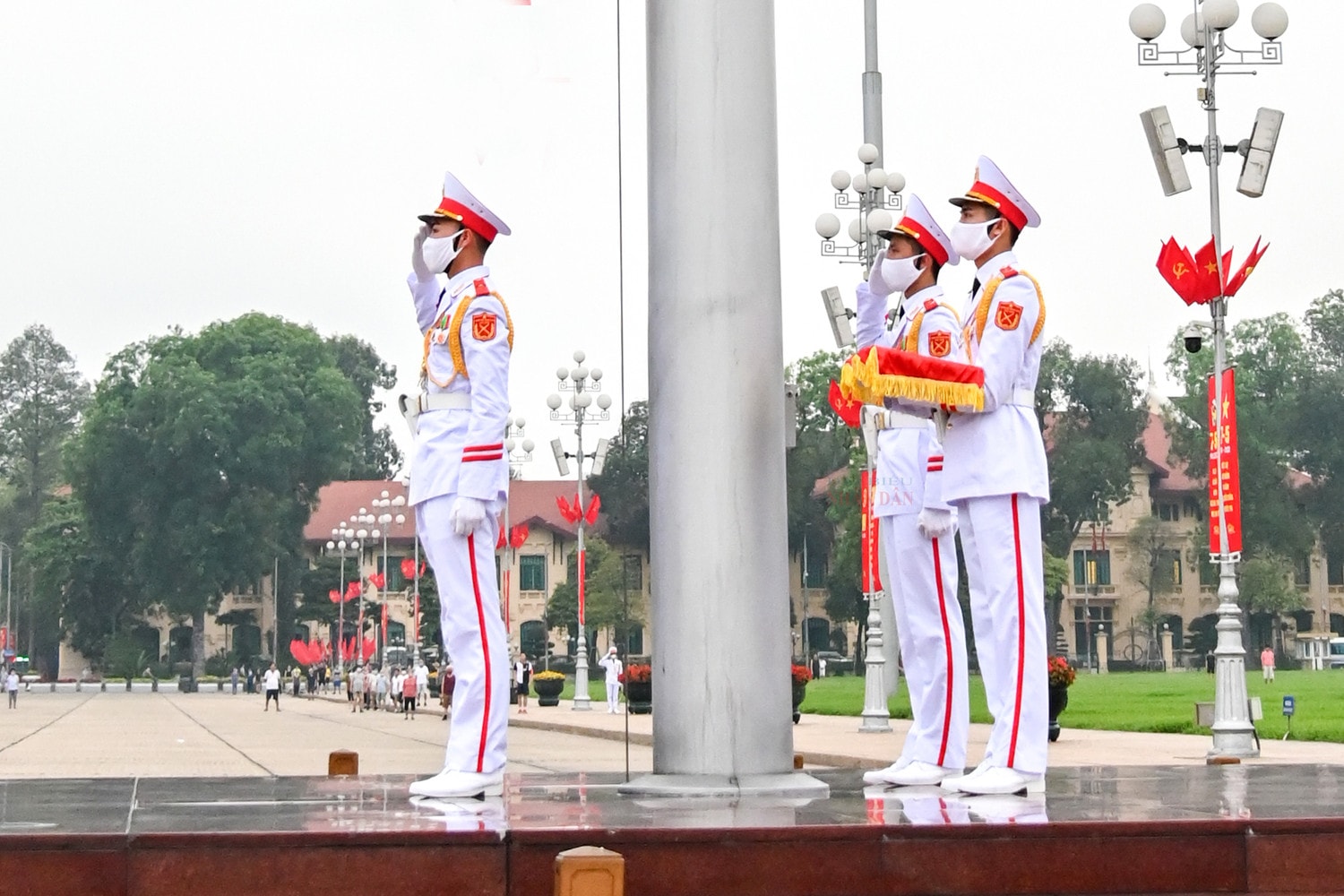 Trang nghiêm lễ thượng cờ tại quảng trường Ba Đình nhân dịp 47 năm ngày thống nhất đất nước -0