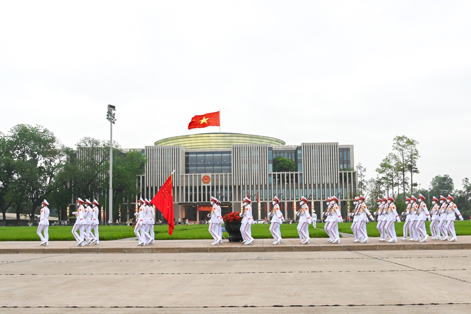Trang nghiêm lễ thượng cờ tại quảng trường Ba Đình nhân dịp 47 năm ngày thống nhất đất nước -0