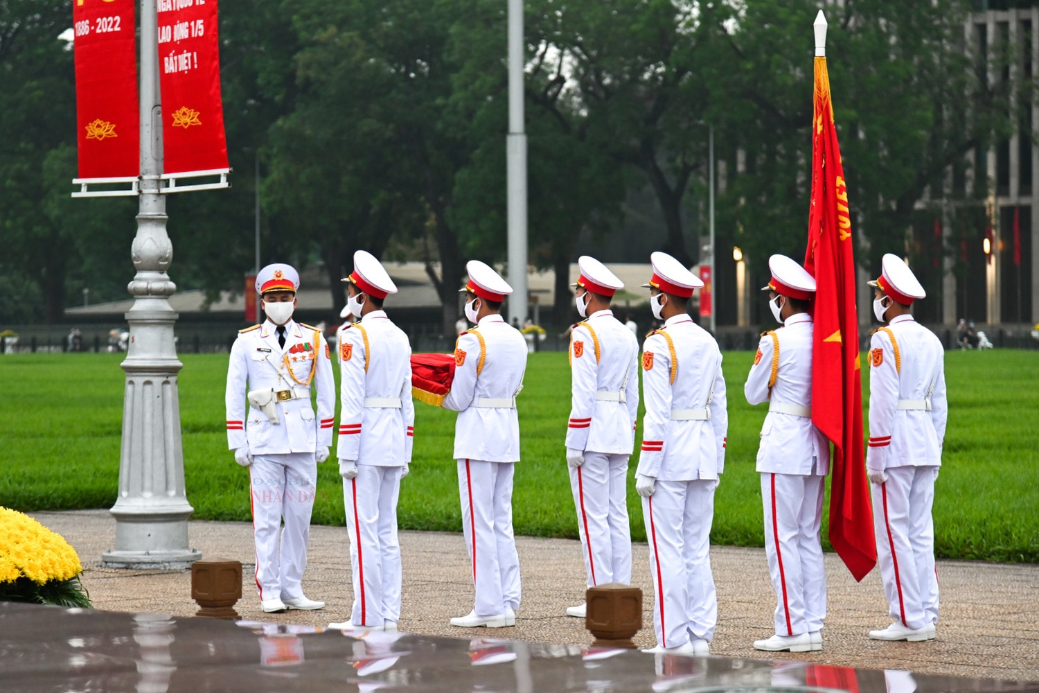 Trang nghiêm lễ thượng cờ tại quảng trường Ba Đình nhân dịp 47 năm ngày thống nhất đất nước -0