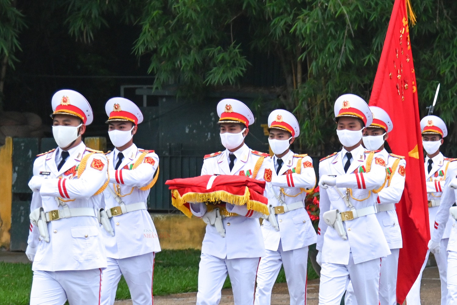 Trang nghiêm lễ thượng cờ tại quảng trường Ba Đình nhân dịp 47 năm ngày thống nhất đất nước -0