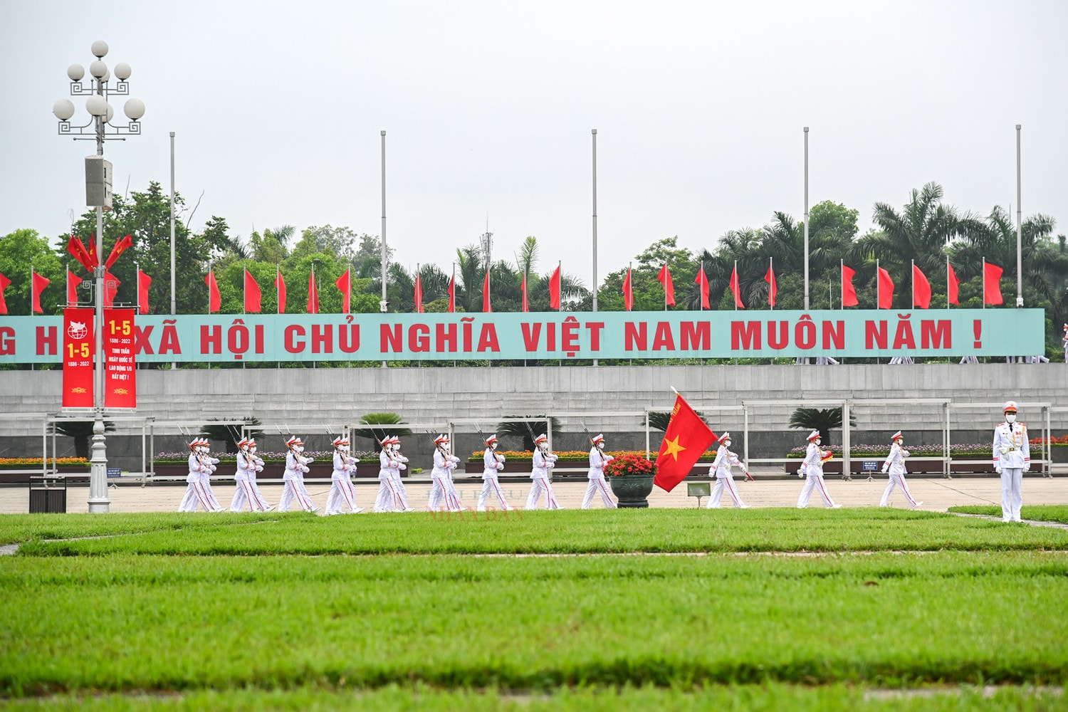 Trang nghiêm lễ thượng cờ tại quảng trường Ba Đình nhân dịp 47 năm ngày thống nhất đất nước -0
