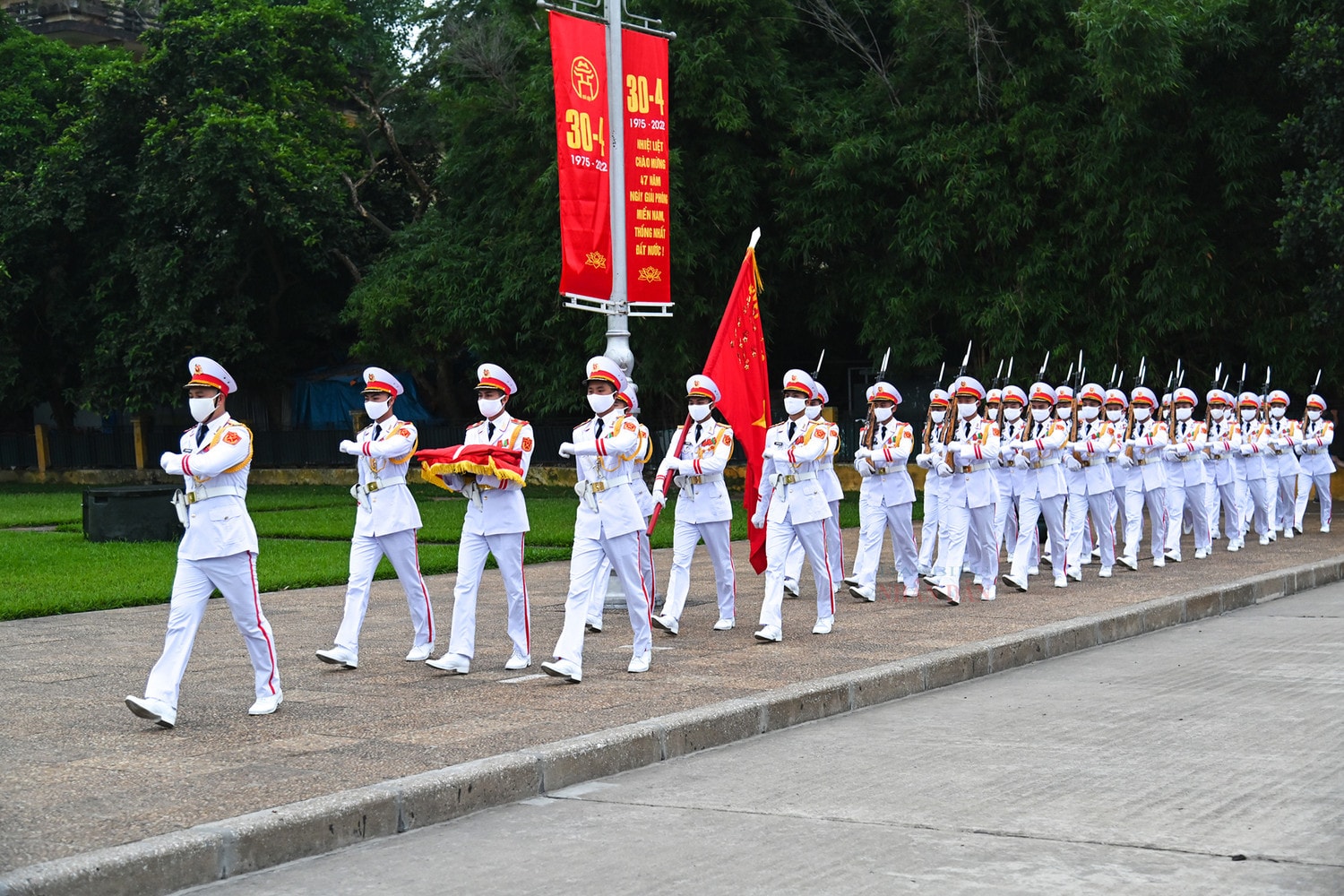 Trang nghiêm lễ thượng cờ tại quảng trường Ba Đình nhân dịp 47 năm ngày thống nhất đất nước -0