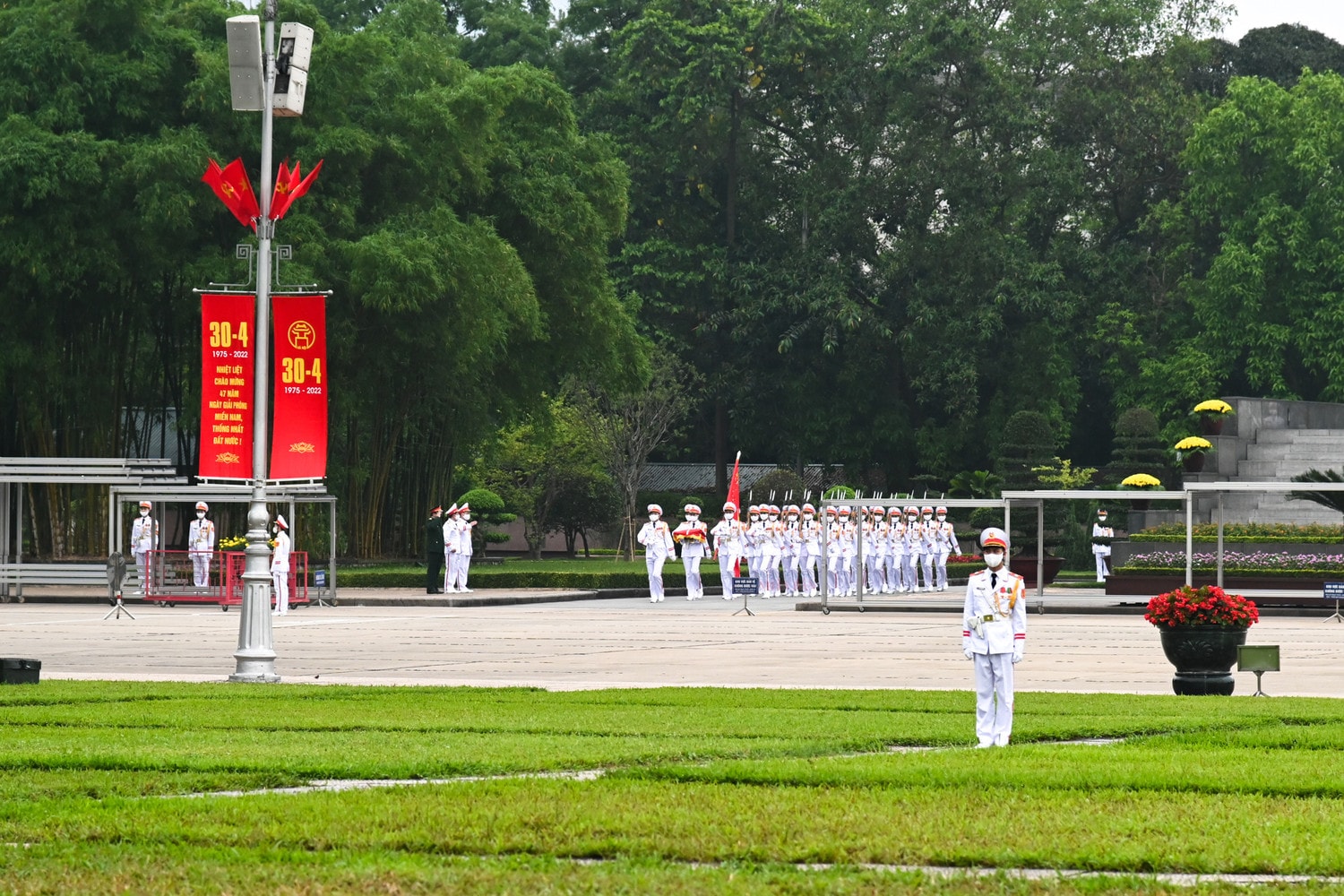 Trang nghiêm lễ thượng cờ tại quảng trường Ba Đình nhân dịp 47 năm ngày thống nhất đất nước -0