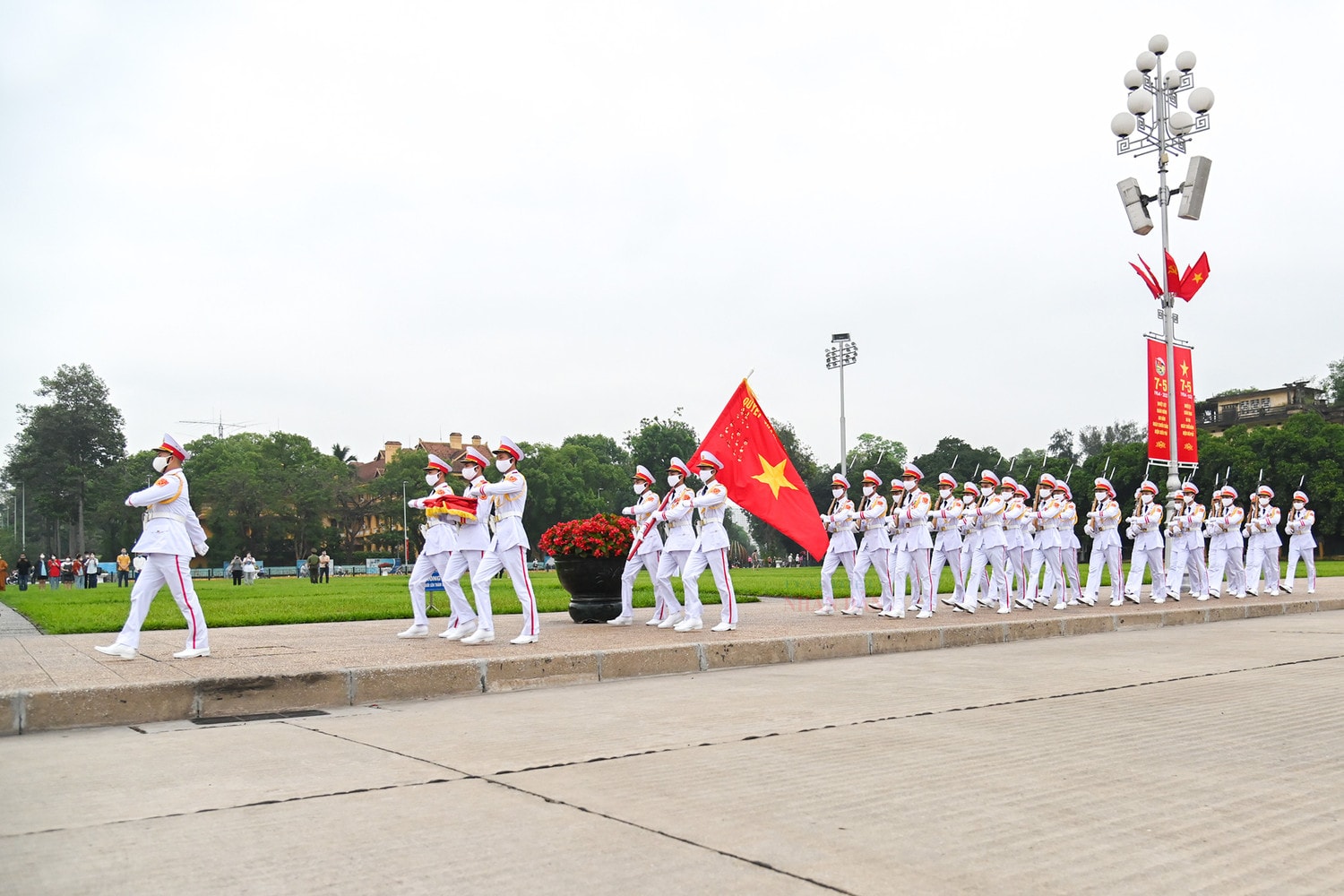 Trang nghiêm lễ thượng cờ tại quảng trường Ba Đình nhân dịp 47 năm ngày thống nhất đất nước -0