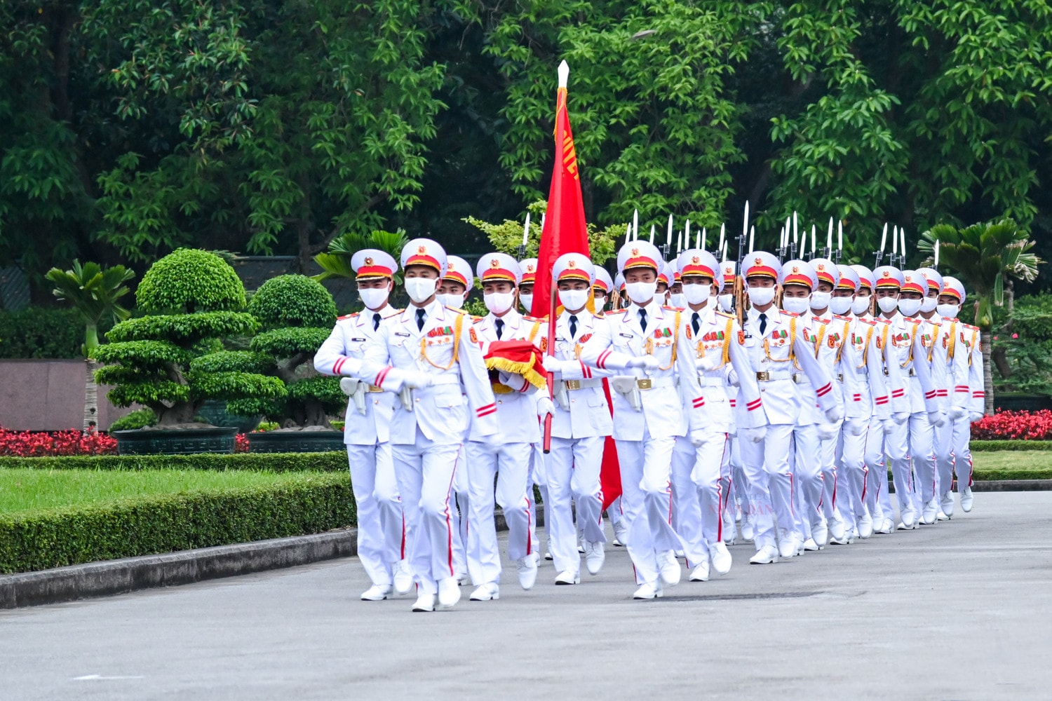 Trang nghiêm lễ thượng cờ tại quảng trường Ba Đình nhân dịp 47 năm ngày thống nhất đất nước -0