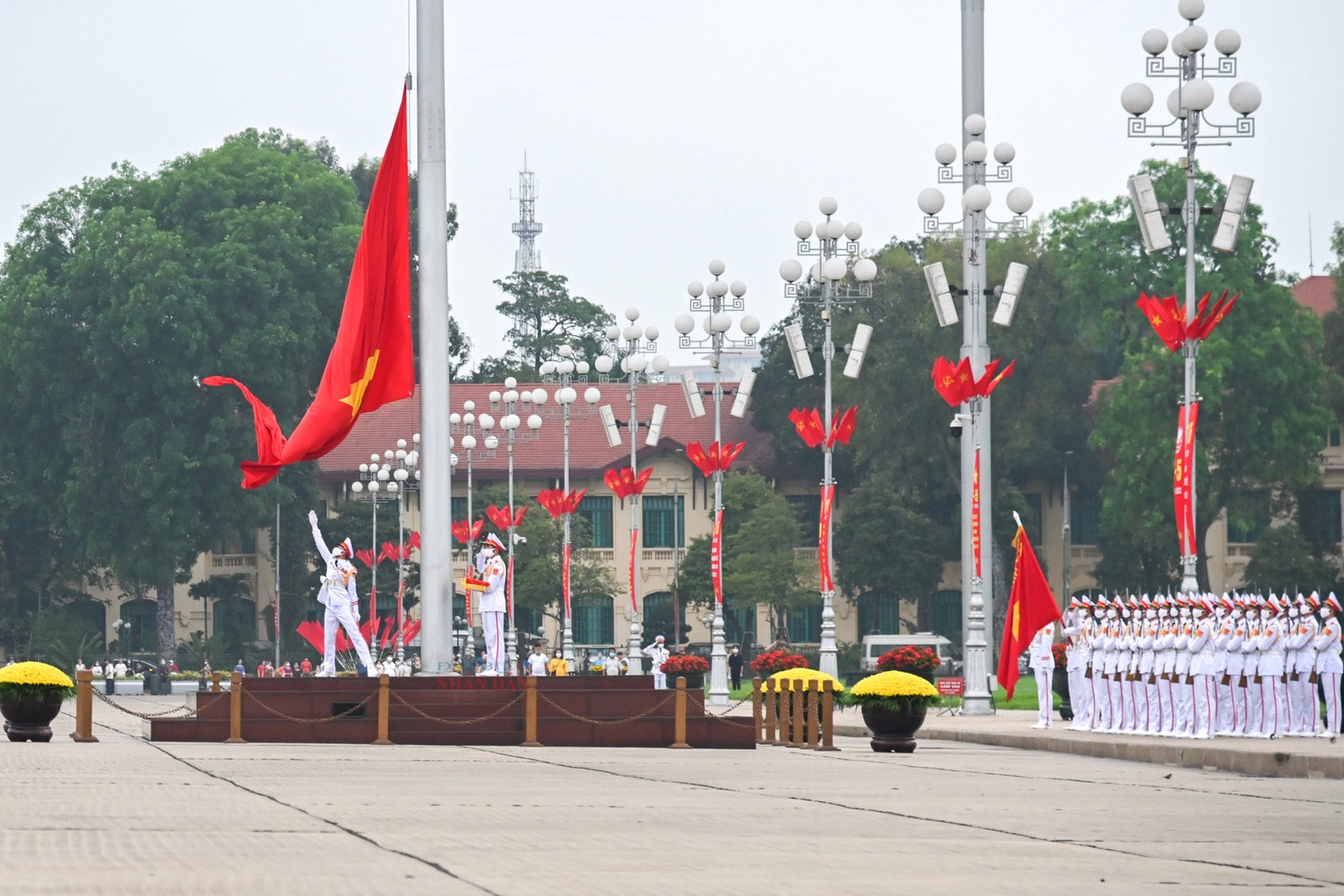 Trang nghiêm lễ thượng cờ tại quảng trường Ba Đình nhân dịp 47 năm ngày thống nhất đất nước -0