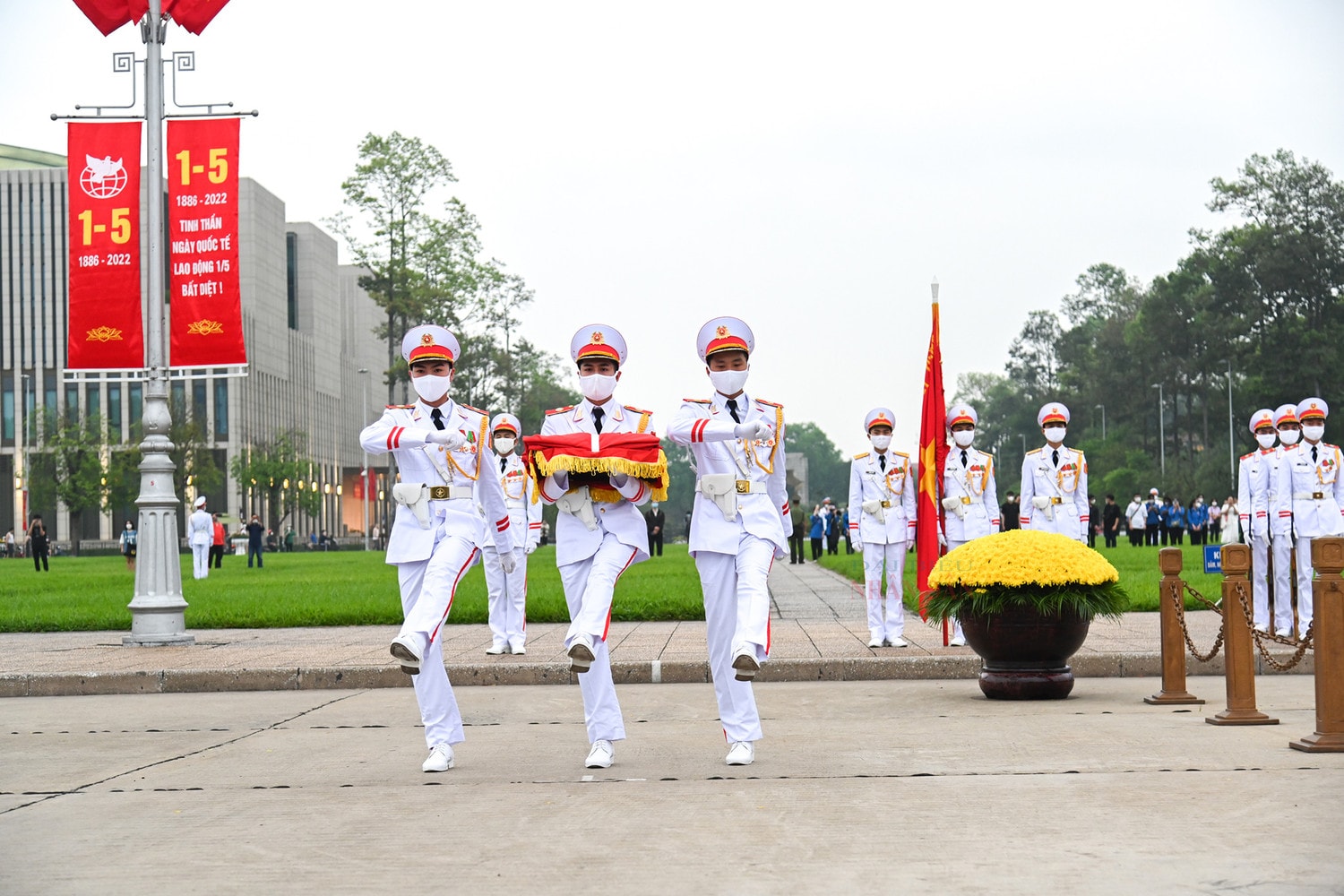 Trang nghiêm lễ thượng cờ tại quảng trường Ba Đình nhân dịp 47 năm ngày thống nhất đất nước -0