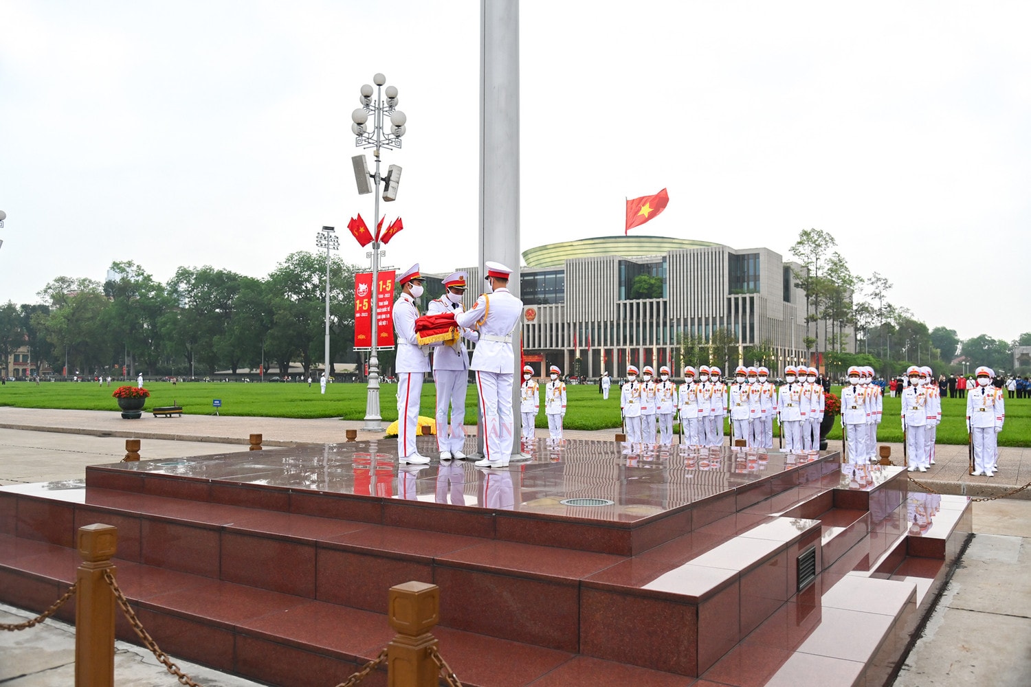 Trang nghiêm lễ thượng cờ tại quảng trường Ba Đình nhân dịp 47 năm ngày thống nhất đất nước -0