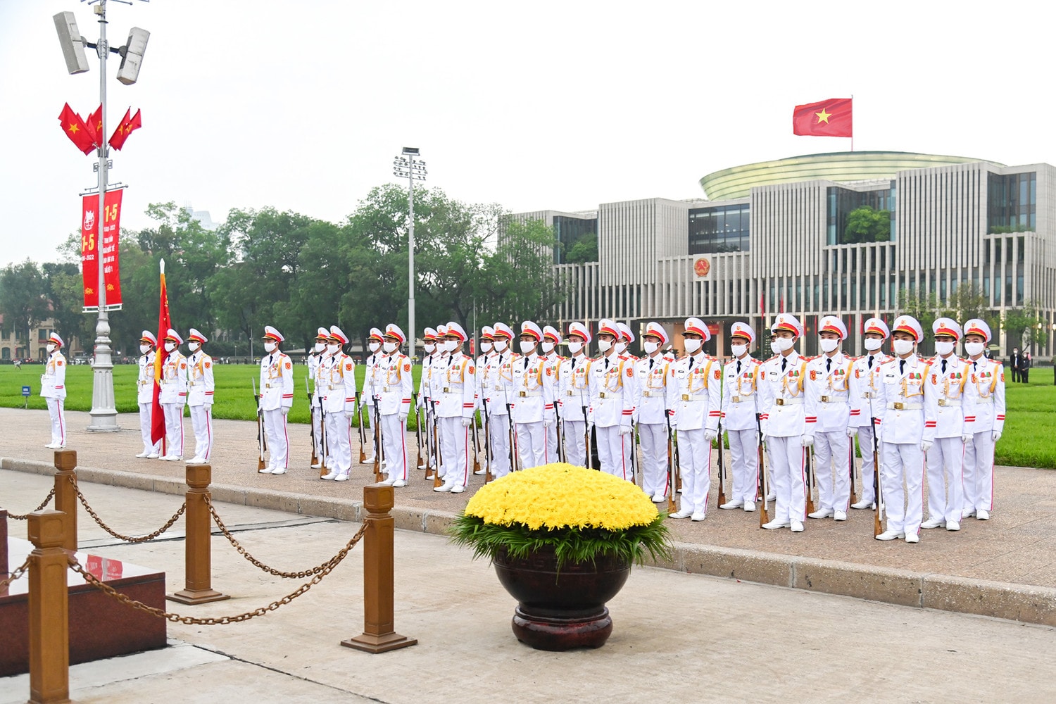 Trang nghiêm lễ thượng cờ tại quảng trường Ba Đình nhân dịp 47 năm ngày thống nhất đất nước -0
