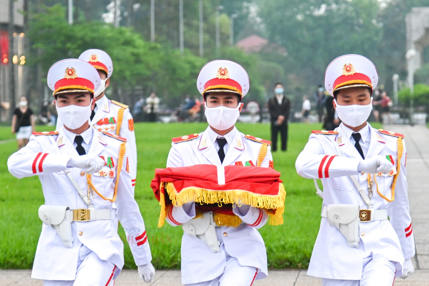 Trang nghiêm lễ thượng cờ tại quảng trường Ba Đình nhân dịp 47 năm ngày thống nhất đất nước -0
