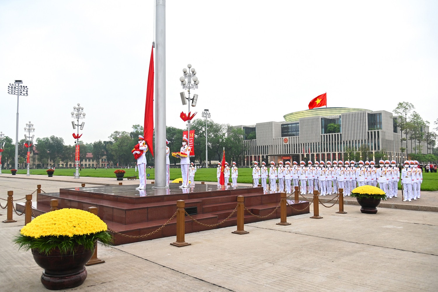 Trang nghiêm lễ thượng cờ tại quảng trường Ba Đình nhân dịp 47 năm ngày thống nhất đất nước -0