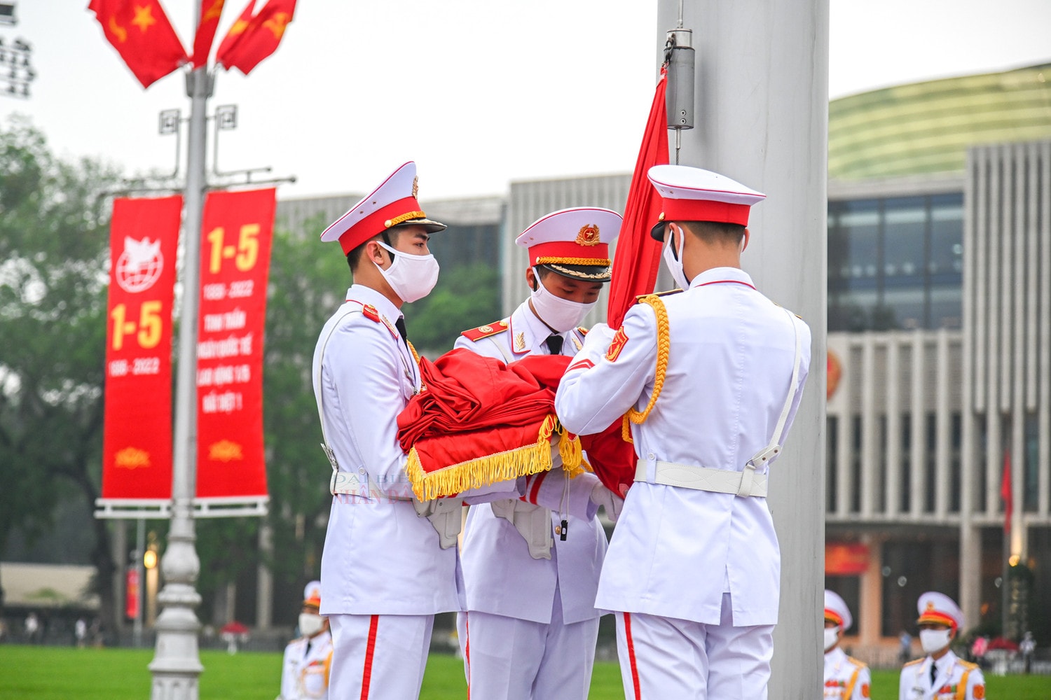Trang nghiêm lễ thượng cờ tại quảng trường Ba Đình nhân dịp 47 năm ngày thống nhất đất nước -0