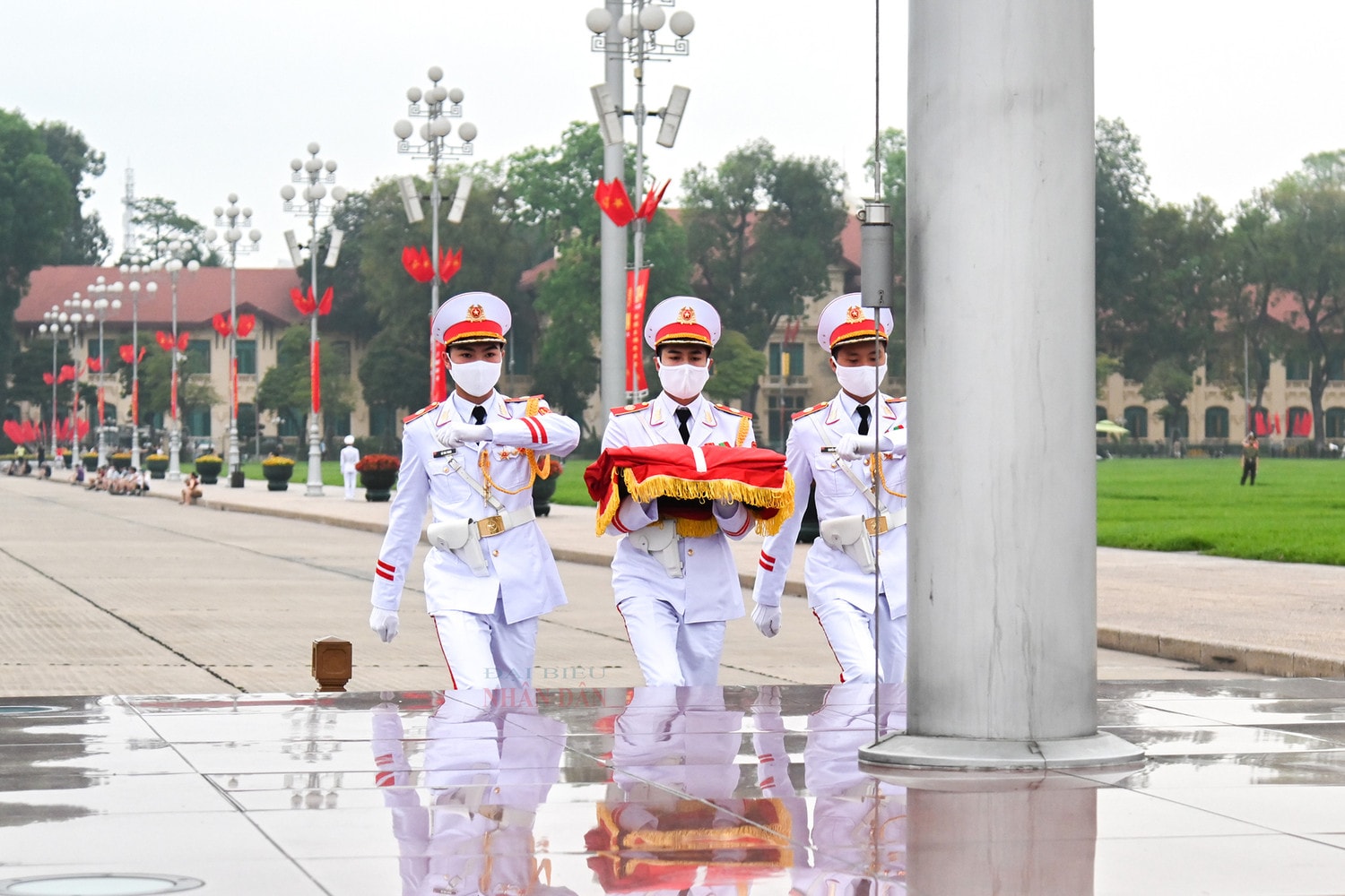 Trang nghiêm lễ thượng cờ tại quảng trường Ba Đình nhân dịp 47 năm ngày thống nhất đất nước -0