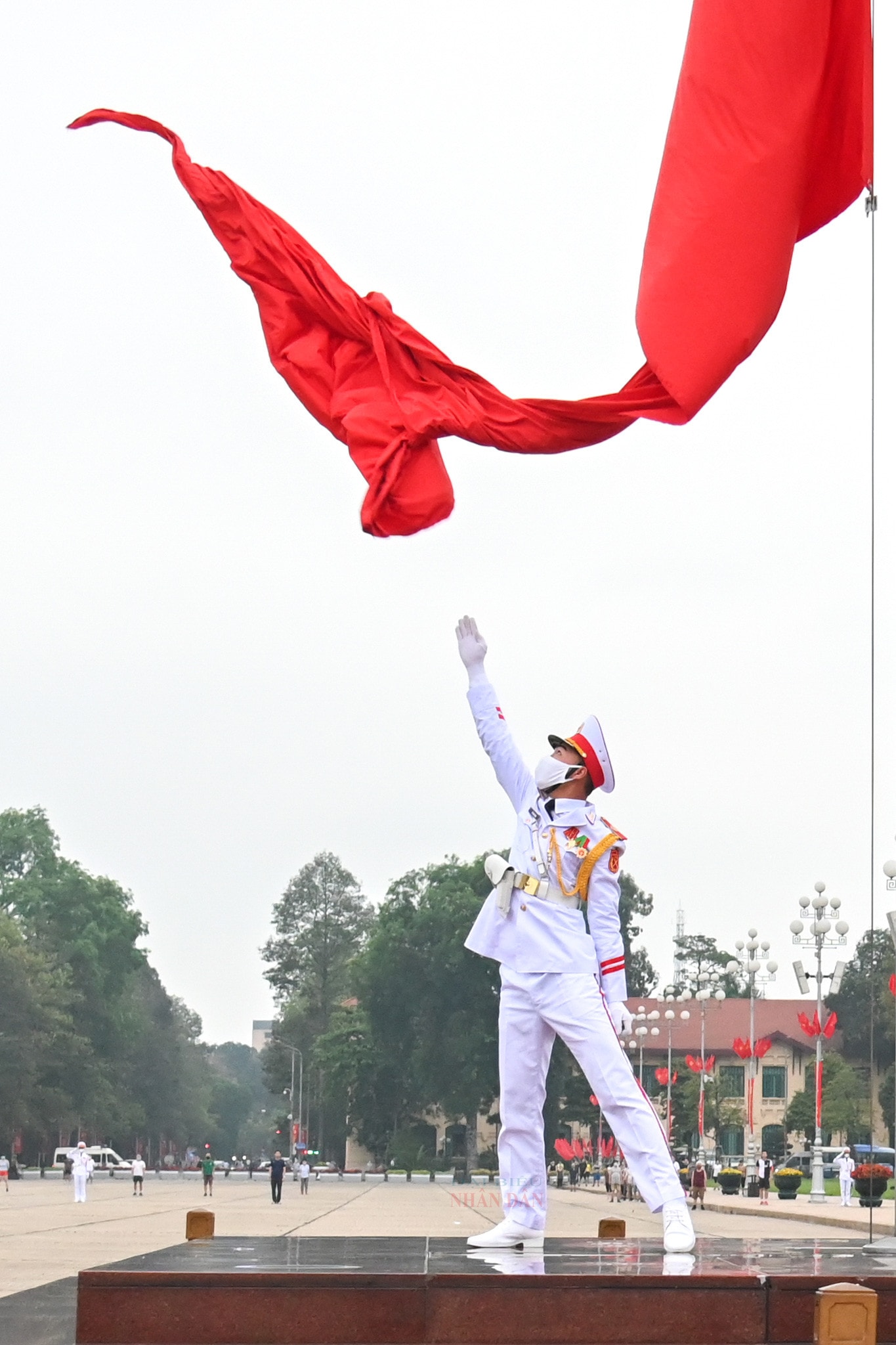Trang nghiêm lễ thượng cờ tại quảng trường Ba Đình nhân dịp 47 năm ngày thống nhất đất nước -0
