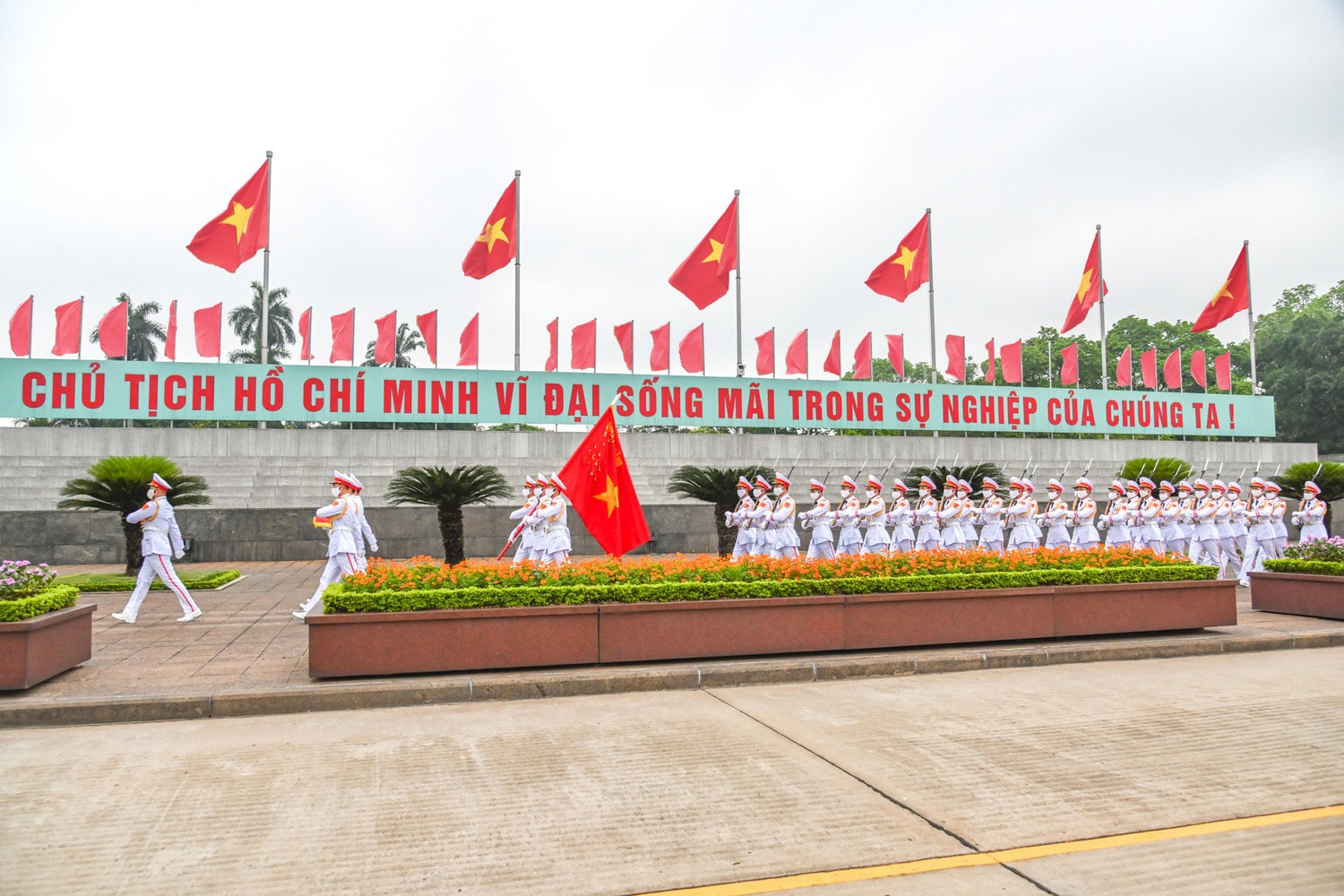 Trang nghiêm lễ thượng cờ tại quảng trường Ba Đình nhân dịp 47 năm ngày thống nhất đất nước -0