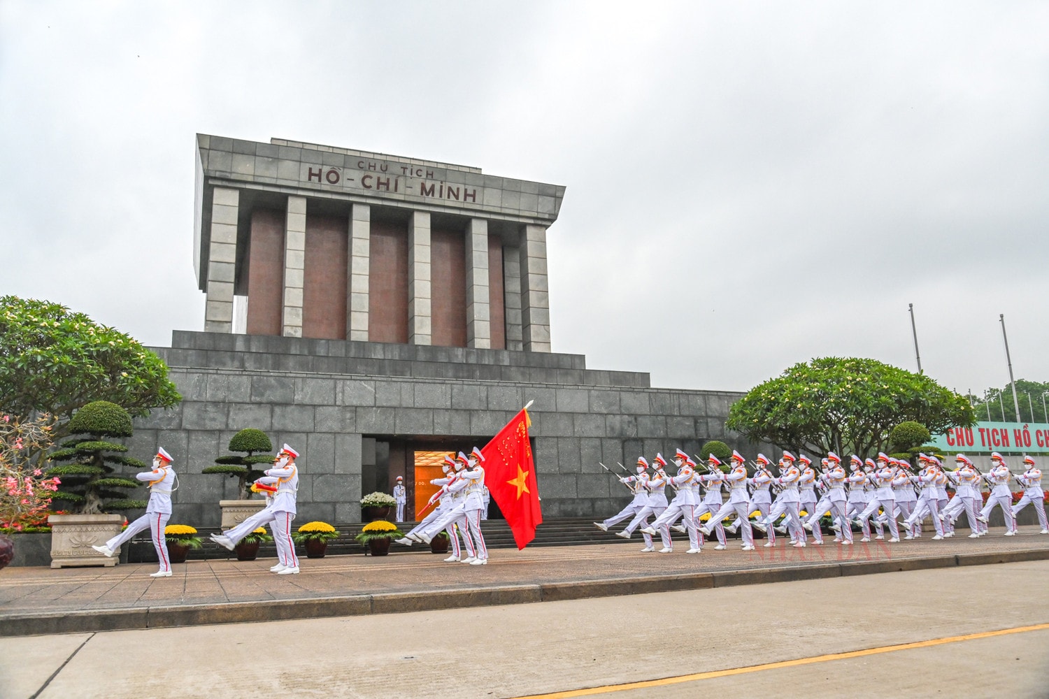 Trang nghiêm lễ thượng cờ tại quảng trường Ba Đình nhân dịp 47 năm ngày thống nhất đất nước -0