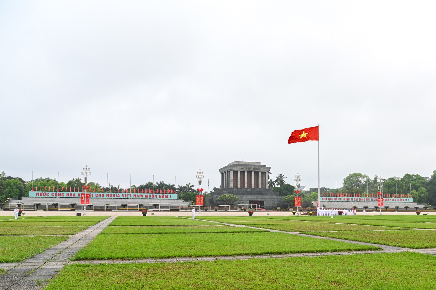 Trang nghiêm lễ thượng cờ tại quảng trường Ba Đình nhân dịp 47 năm ngày thống nhất đất nước -0