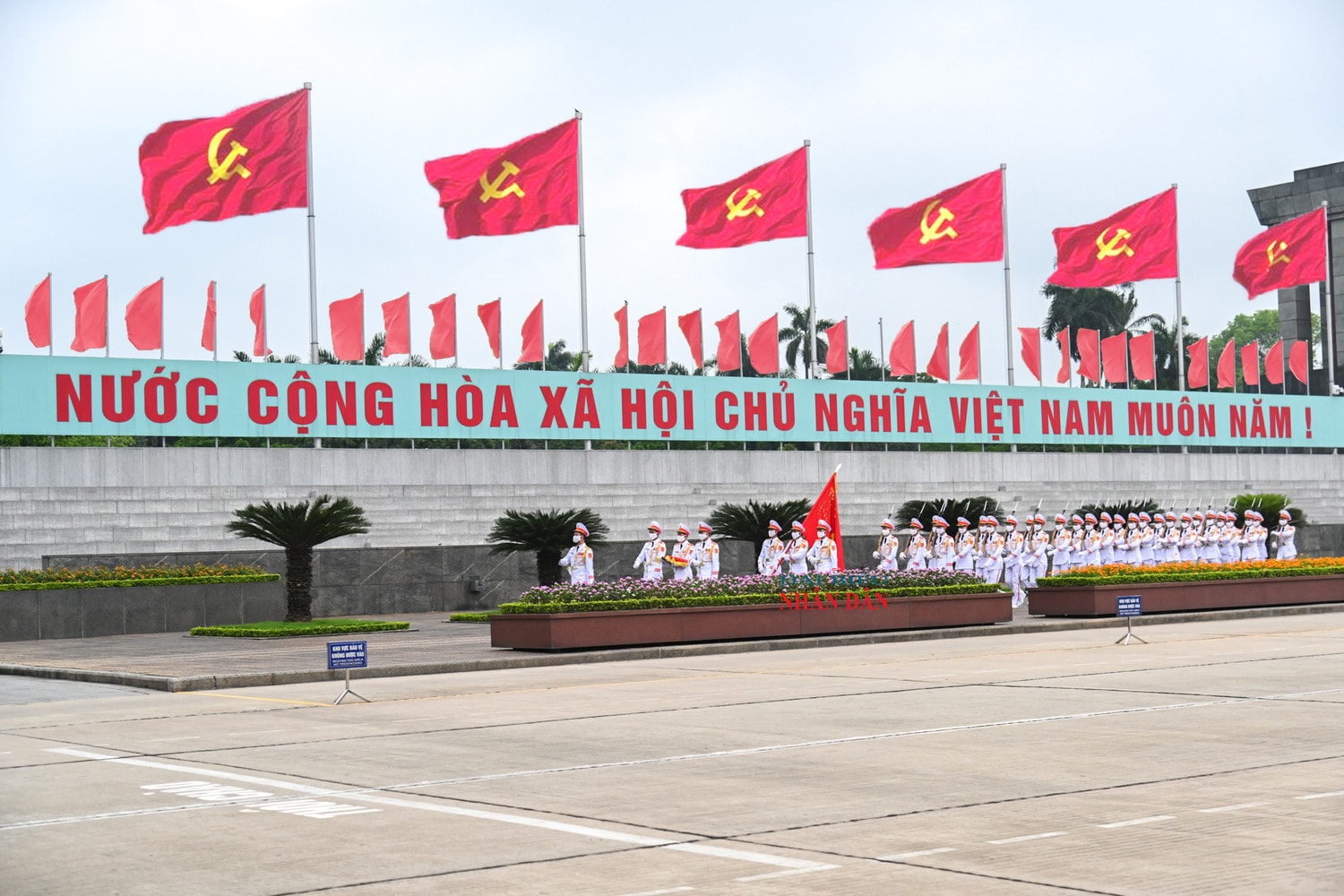Trang nghiêm lễ thượng cờ tại quảng trường Ba Đình nhân dịp 47 năm ngày thống nhất đất nước -0