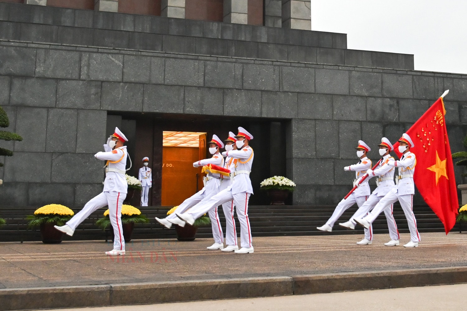 Trang nghiêm lễ thượng cờ tại quảng trường Ba Đình nhân dịp 47 năm ngày thống nhất đất nước -0