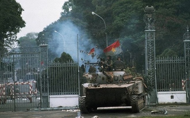Xe tăng Quân Giải phóng tiến vào Dinh Độc Lập ngày 30.4.1975 Nguồn: ITN