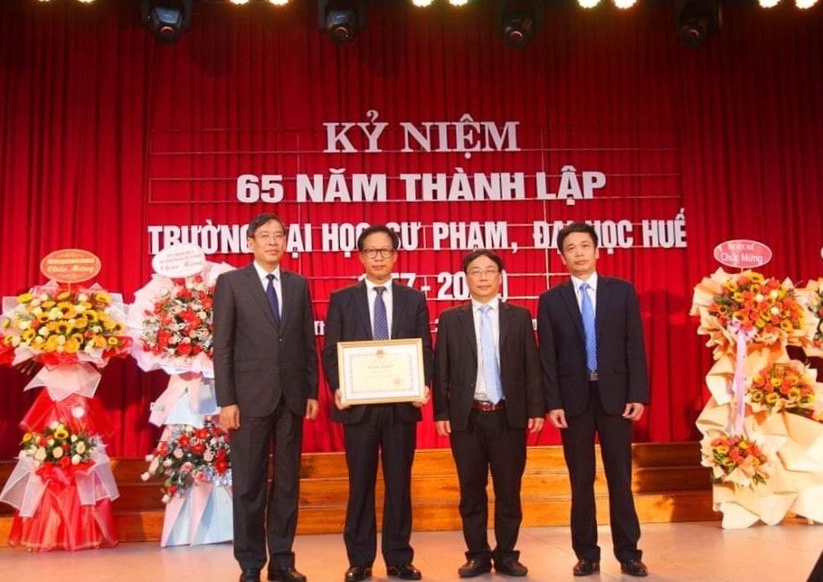 Nhà trường nhận bằng khen của Chủ tịch UBND tỉnh Thừa Thiên Huế vì có thành tích xuất sắc trong công tác đào tạo và bồi dưỡng giáo viên, cán bộ quản lý giáo dục trên địa bàn tỉnh
